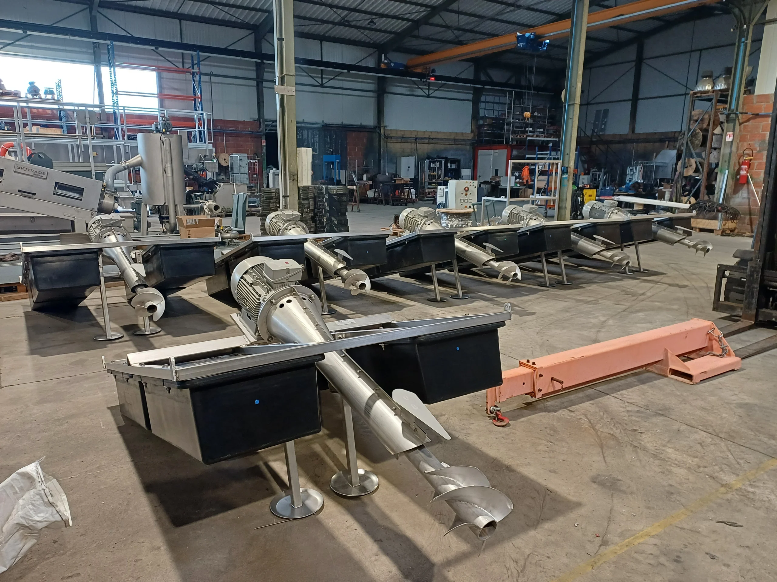Installation d'un aérateur flottant AIRFLOW sur un bassin de traitement des eaux usées.