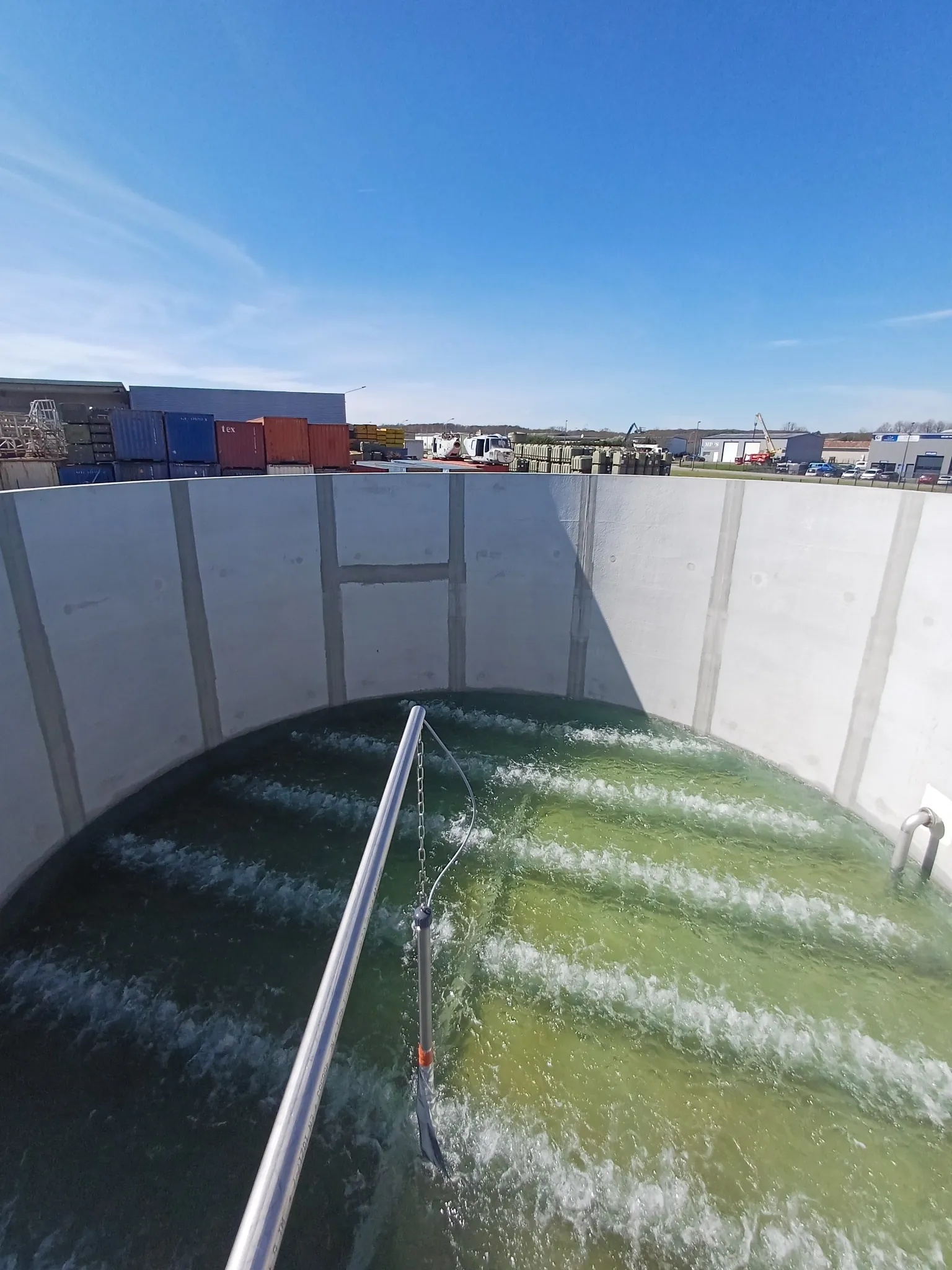 Châssis inox pour diffuseurs fines bulles en bassin de traitement des eaux usées.