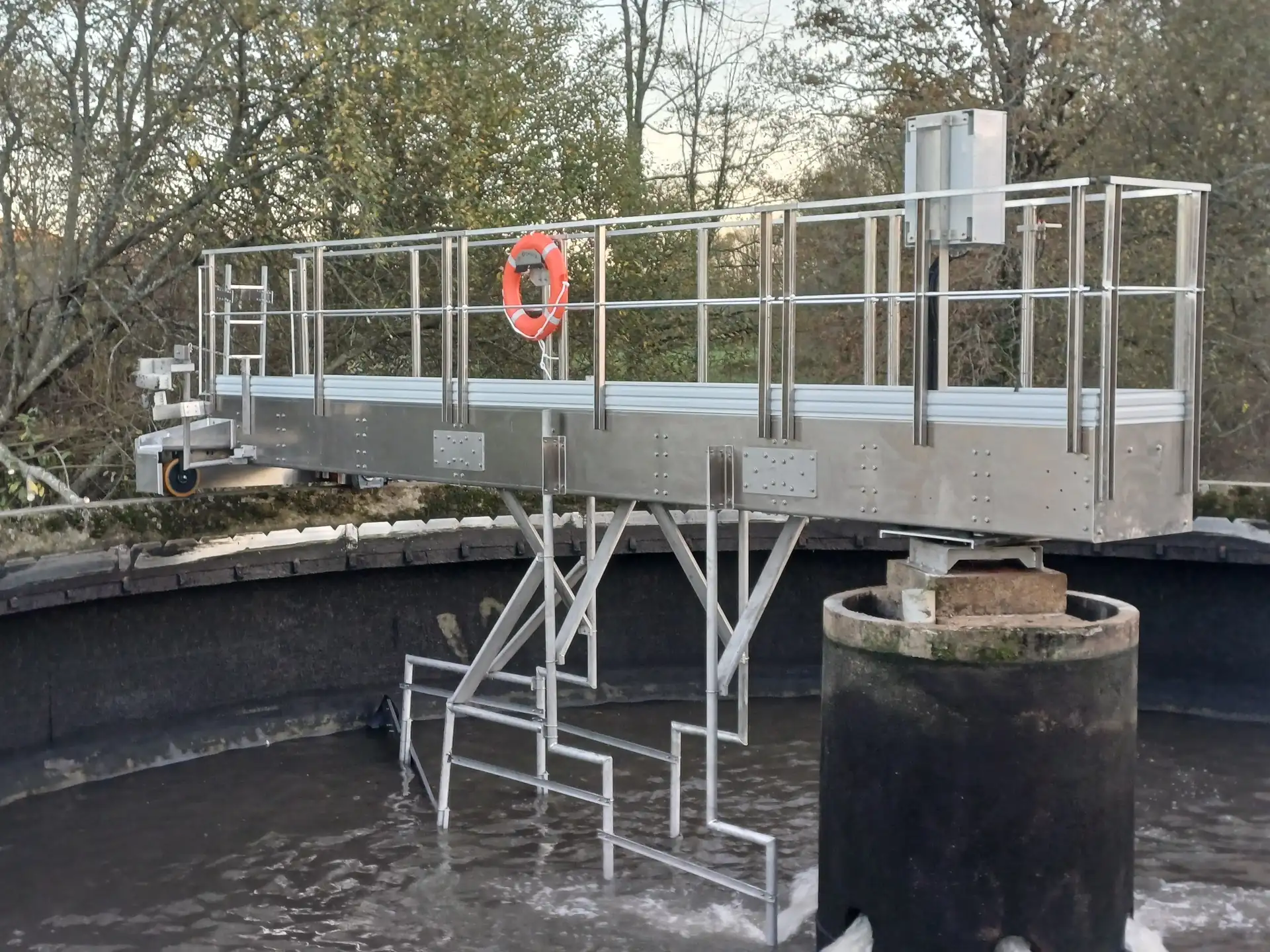 Clarificateur raclé en bassin circulaire pour la clarification des eaux usées.