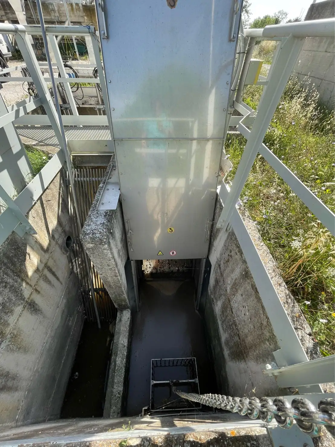 Dégrilleur incliné Bioscreen DI installé dans un canal de pré-traitement des eaux usées
