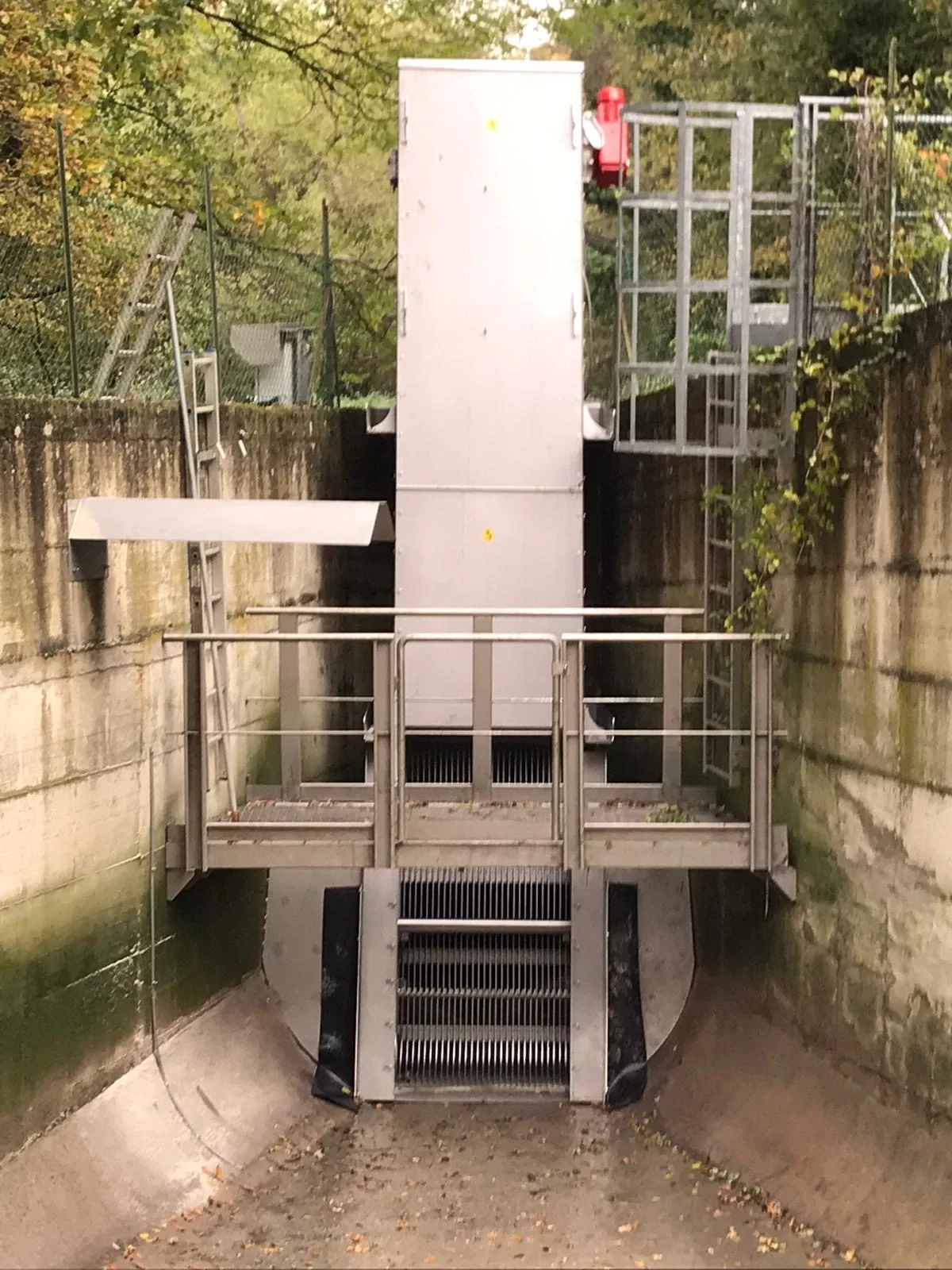 Dégrilleur incliné Bioscreen DI installé sur un ouvrage de pré-traitement en station d'épuration