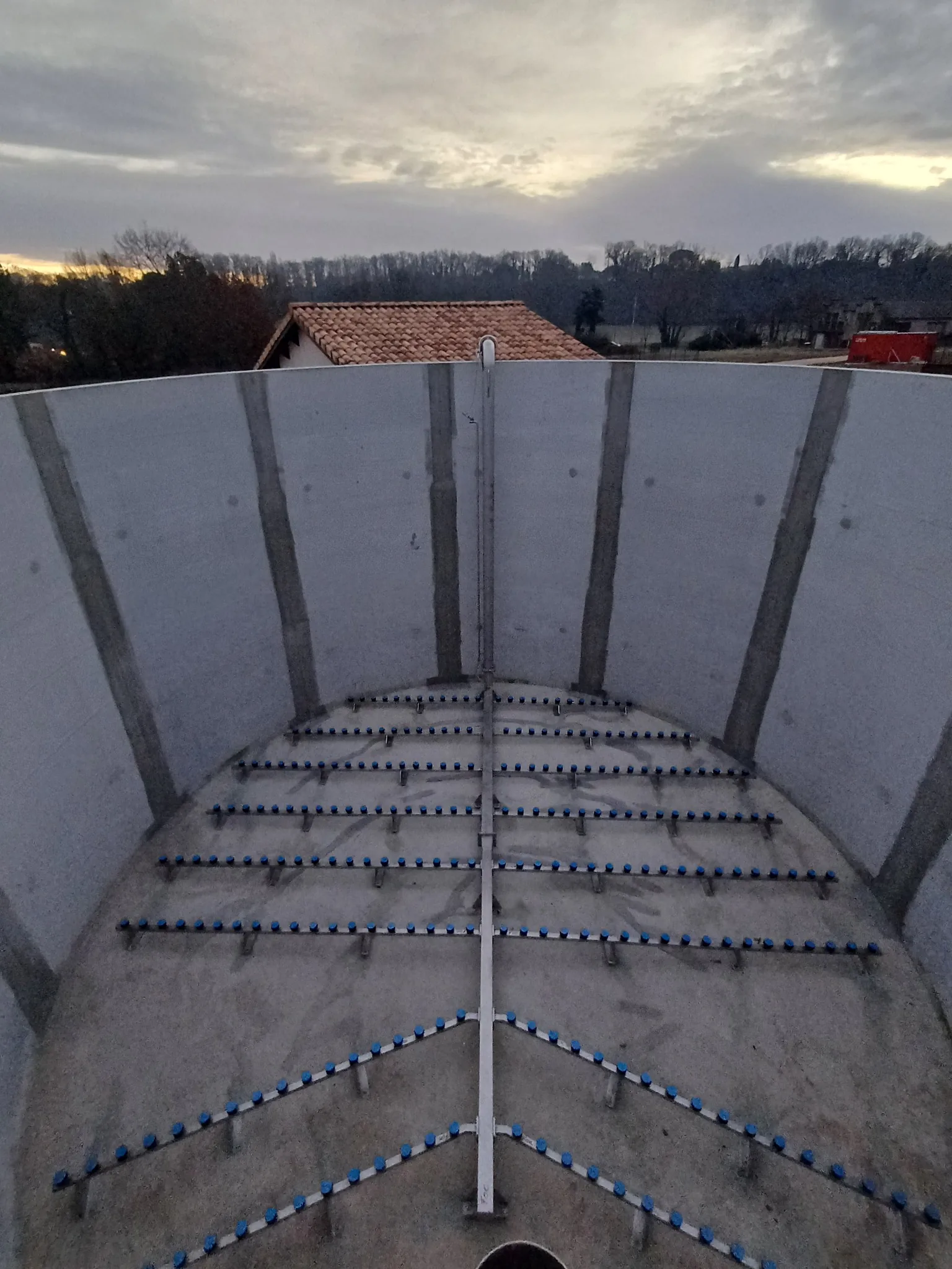 Vue d'une rampe d'aération avec diffuseurs fines bulles pour bassin de traitement.
