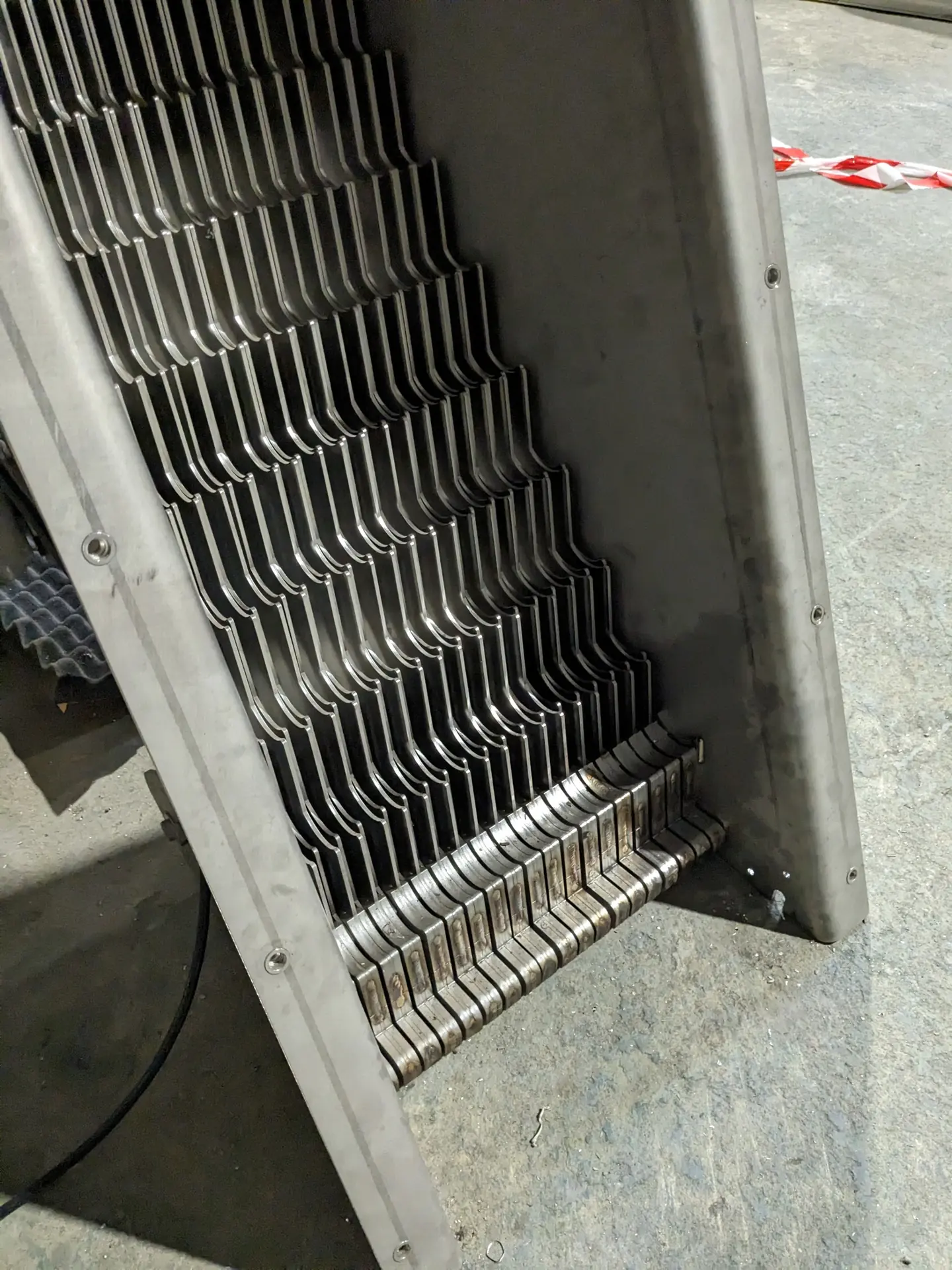 Gros plan sur les barreaux en escalier en inox du dégrilleur BioScreen DGE Biotrade en cours de fabrication en atelier