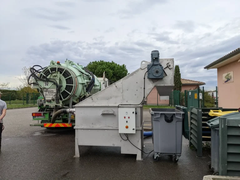 Dégrilleur matières de vidange Biotrade connecté à un camion hydrocureur lors d'un essai de réception en extérieur