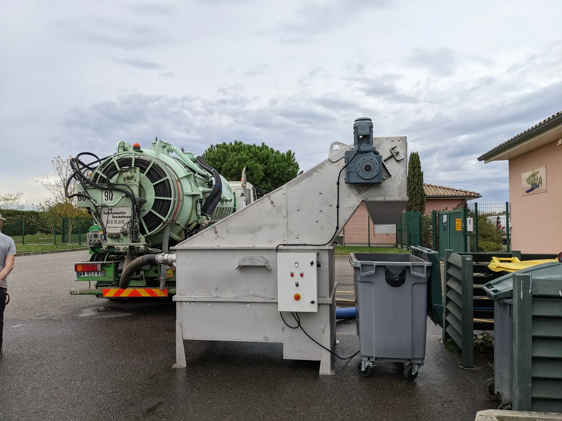 Dégrilleur matières de vidange Biotrade connecté à un camion hydrocureur lors d'un essai de réception en extérieur