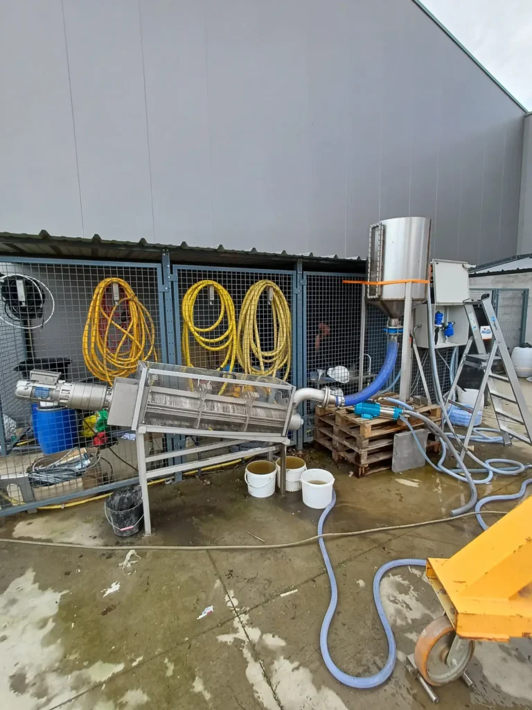 Test de performance en extérieur d'une presse à vis et d'un système de préparation de polymère Biotrade, avec tuyauteries et seaux de boues