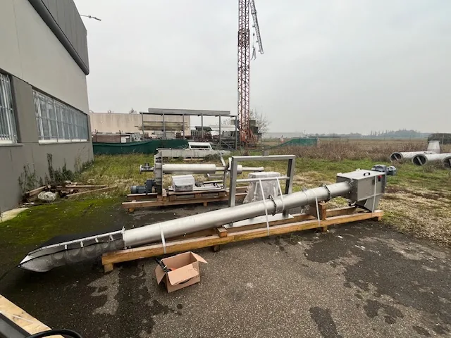 Tamis à vis canal inox Biotrade posé sur palette en extérieur avant livraison sur chantier