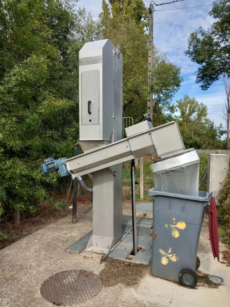 Dégrilleur BioScreen BV Biotrade avec convoyeur incliné et benne de collecte des refus sur une station d'épuration en milieu naturel