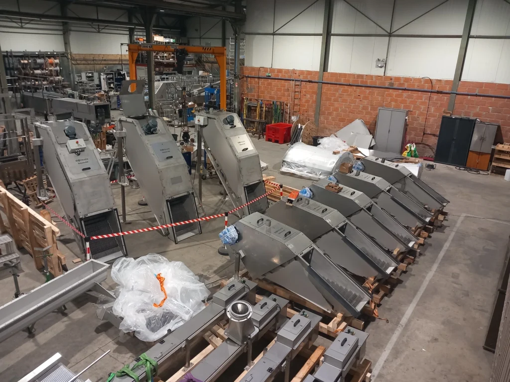 Série de dégrilleurs BioScreen DGE Biotrade alignés dans l'atelier de fabrication de Portet-sur-Garonne, prêts pour l'expédition