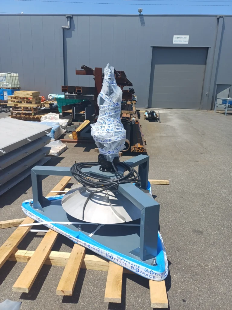 Mélangeur immergé Biomix C Biotrade emballé et cerclé sur palette devant l'atelier de Portet-sur-Garonne, avec hélice inox et support cadre acier, prêt pour livraison en Ariège
