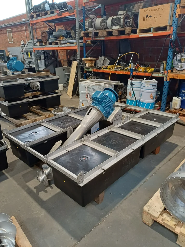 Turbines Airflow Biotrade assemblées en atelier à Portet-sur-Garonne, avec flotteur PEHD, motoréducteur bleu et hélice inox, prêtes pour expédition au Maroc