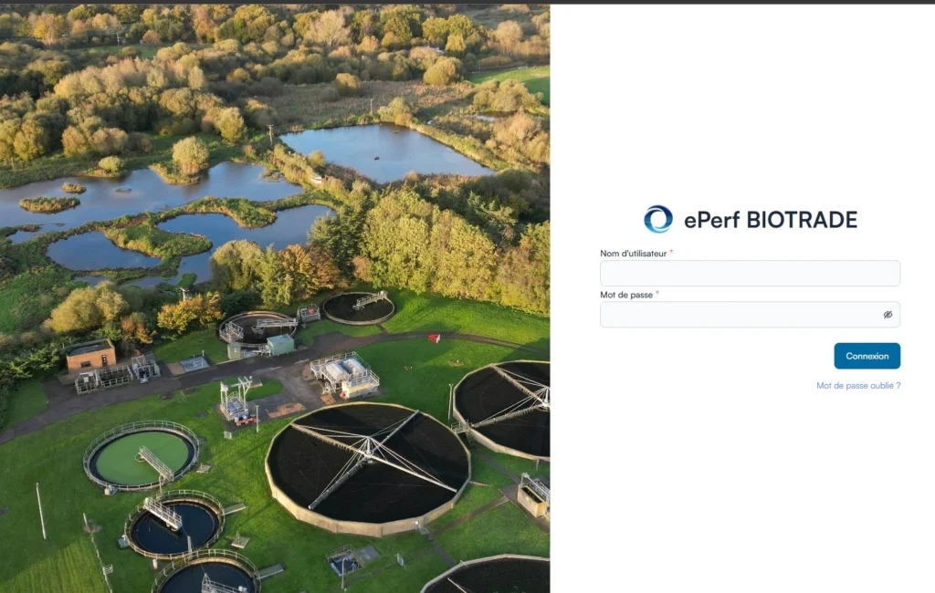 Page de connexion du logiciel ePerf GMAO de Biotrade avec formulaire nom d'utilisateur et mot de passe, sur fond de vue aérienne d'une station d'épuration aux bassins de traitement circulaires entourés de zones humides et de végétation automnale